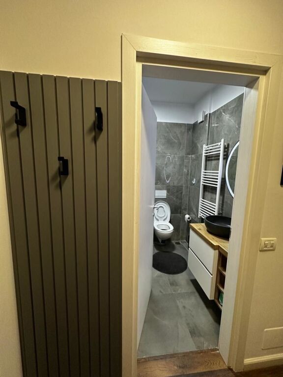 Jepet me qira apartament 1+1 tek Komuna e Parisit