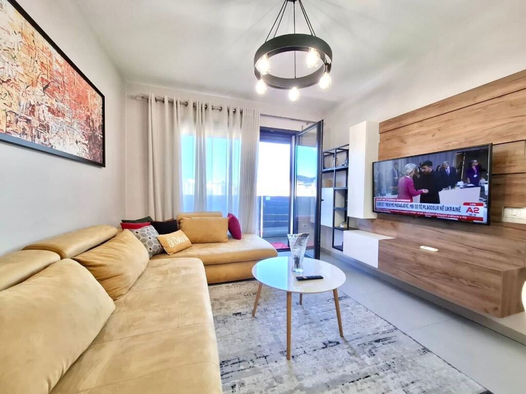 Apartament modern për qira te Pallati Ferrarit – Stadiumi Dinamo 1+1 me 2 ballkone, 70 m² plot dritë dhe komoditet ✨ Në pallatin më të mirë të zonës,
