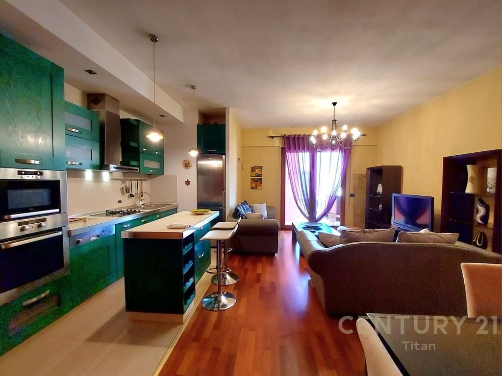 APARTAMENT 2+1+2 PER QIRA TEK RRUGA E BARRIKADAVE