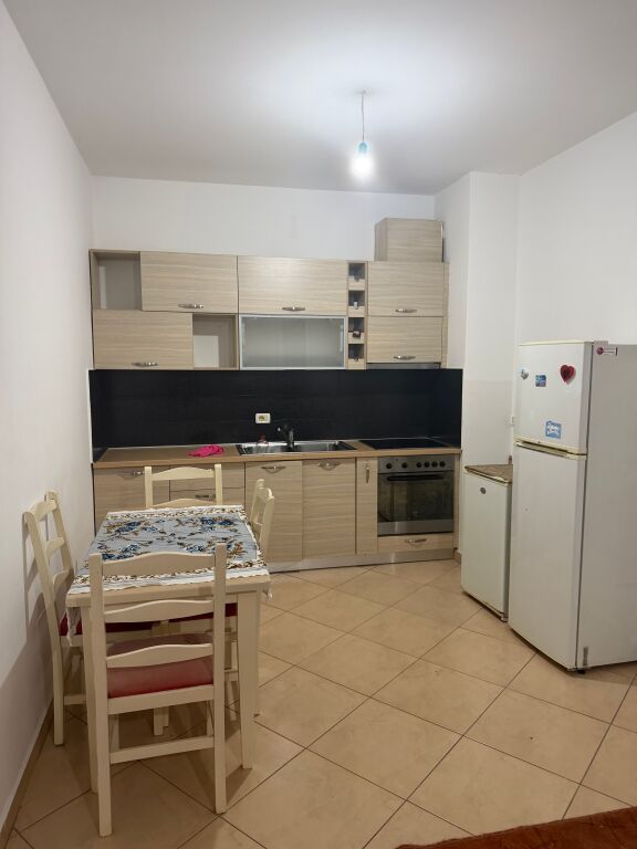 1+1,i mobiluar te rruga peti liqeni i thate,400 euro