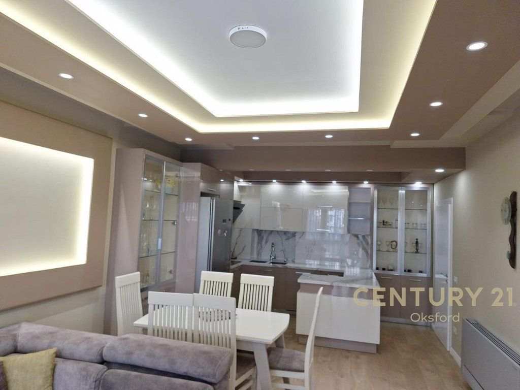 JEPET ME QERA APARTAMENT 2+1 ME POST PARKIMI TEK PAZARI I RI