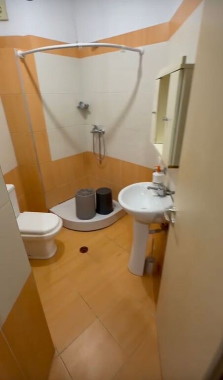 1+1,i mobiluar,rruga peti liqeni i thate,kompleksi Lim Em,400 euro