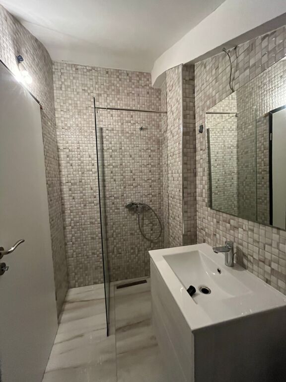 Villa Esclusiva di 232m² in Vendita a Mavrovë – Vista Panoramica sul Lago