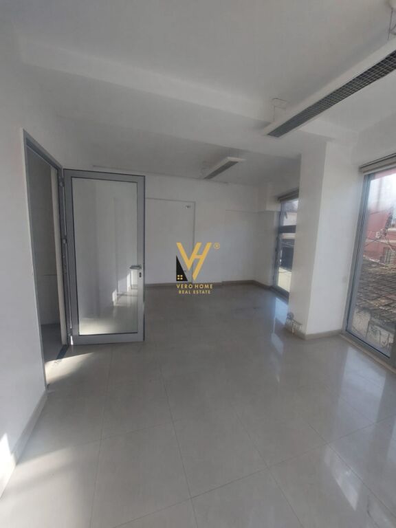 OFFICE 60 M2 FOR RENT AT PAZARI I RI 70,000 LEKE