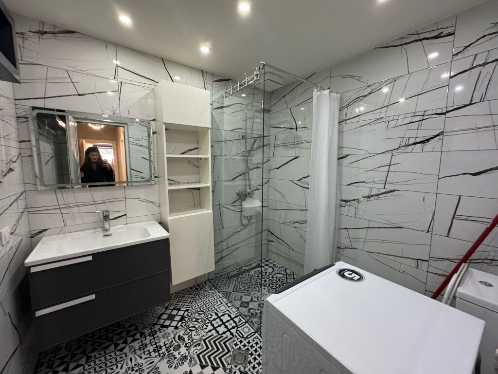 📣 QERA Apartament 1+1 📍 Midis Bulevardit Te Ri Dhe 5-Majit 🛣️ Rruga "Besa" ✨   🏠 Kati 1 (Pjese Vile)  🅿️ Mundesi Parkimi Ne Zone  🛋️ Mobiluar Me Kushte Bashkekohore   💶 Cmimi 45.000 Leke/Muaj