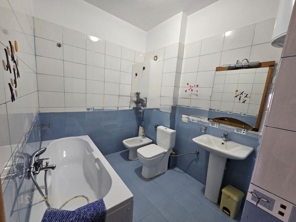 JEPET ME QERA APARTAMENT 2+1+2+POST PARKIMI TE RRUGA E BARRIKADAVE ! 850 € /Muaj