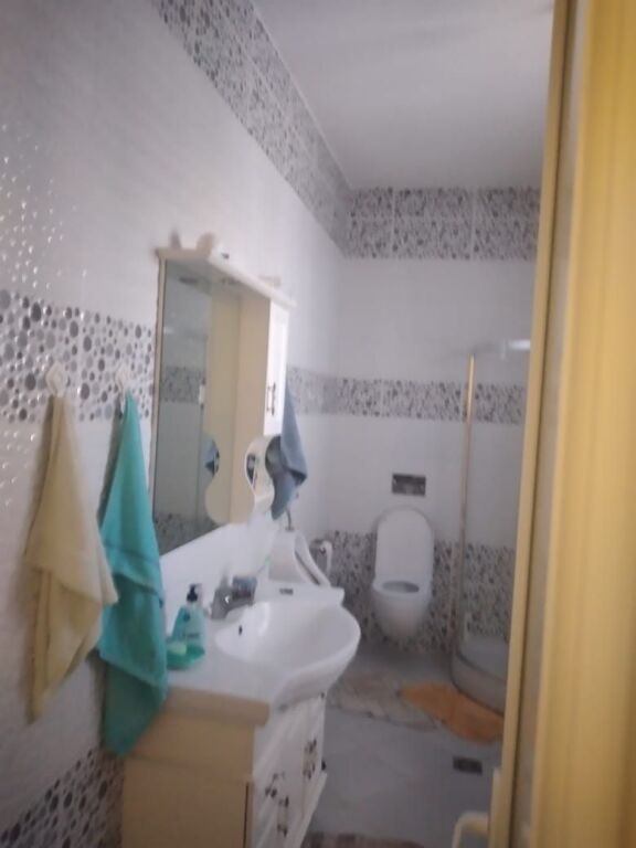 VENDESI CASA 1 PIANO NELL'AREA DI KAMZA