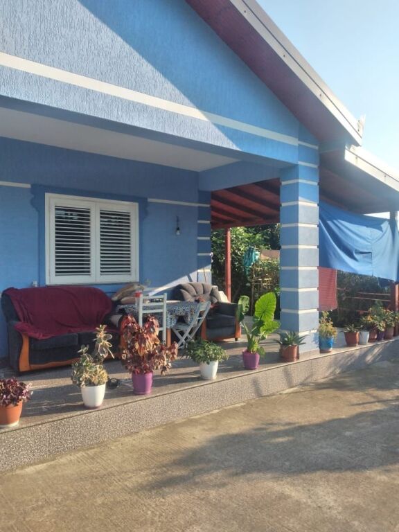 VENDESI CASA 1 PIANO NELL'AREA DI KAMZA