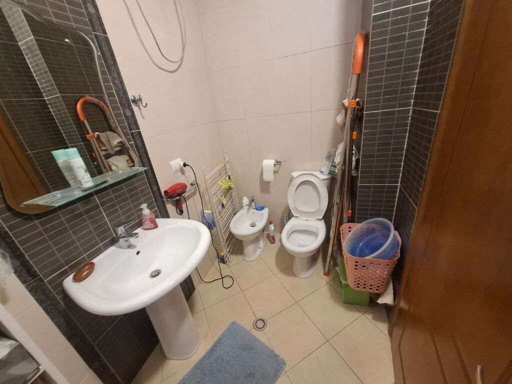 Apartament me qira Vlorë me pamje nga deti, qendra e qytetit