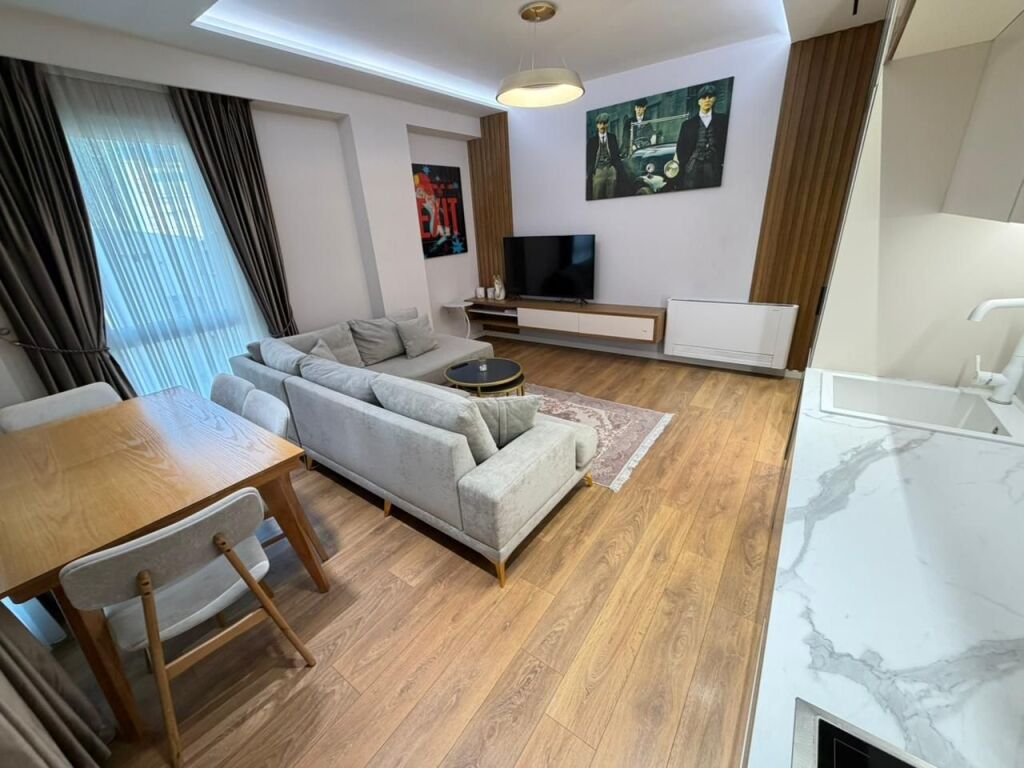 📢 Jepet me Qira – Apartament 2+1 + Parkim  📍 Qendra e Tiranës, tek 9-katëshet, fillimi i Rrugës së Dibrës 🏢 Kati 5, pallat i ri (ndërtim 2024) me ashensor 🚗 Parkimi i përfshirë në çmim 📞 Kontakt: