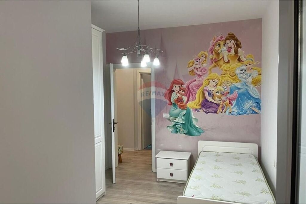 Apartamenti ndodhet tek Liqeni Thate, prane Kapiten Mir Zoti.