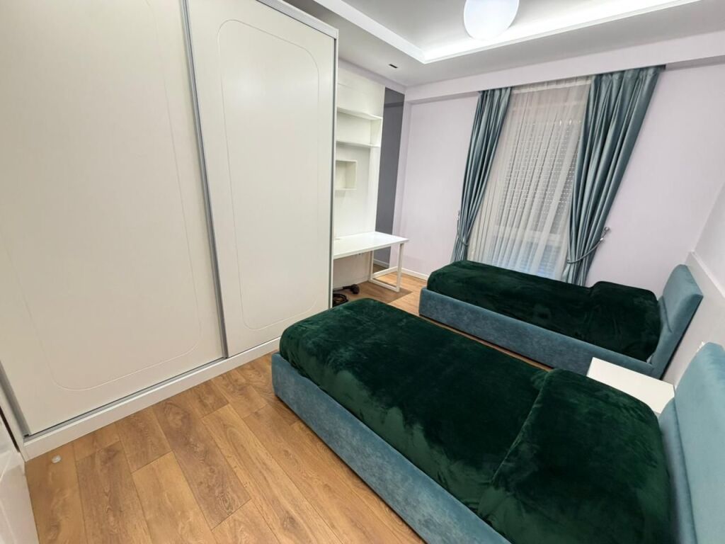 📢 Jepet me Qira – Apartament 2+1 + Parkim  📍 Qendra e Tiranës, tek 9-katëshet, fillimi i Rrugës së Dibrës 🏢 Kati 5, pallat i ri (ndërtim 2024) me ashensor 🚗 Parkimi i përfshirë në çmim 📞 Kontakt: