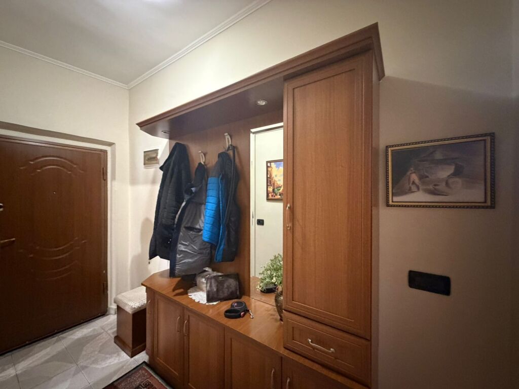 Shitet, Apartament 3+1+2, Rruga e Durrësit, Tiranë, 220000 €