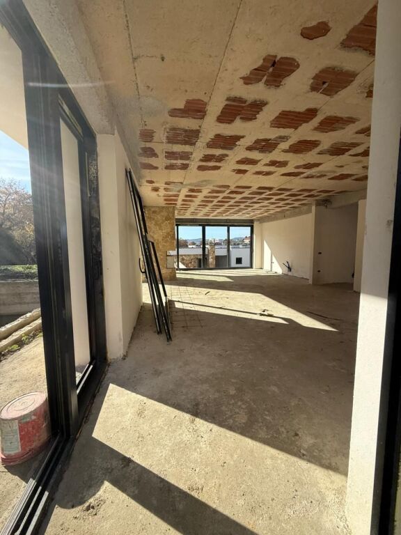 SUPER VILLA CON PISCINA A FARKË IN VENDITA