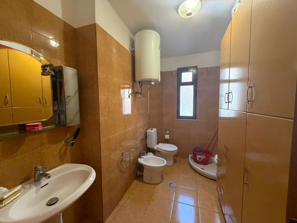 Shitet, Apartament 3+1+2, Rruga e Durrësit, Tiranë, 220000 €
