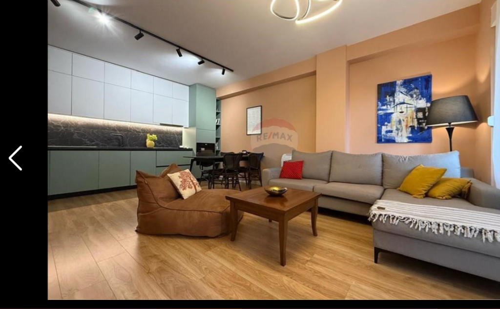 Apartament per shitje 2+1+2 tek Rruga e Barrikadave