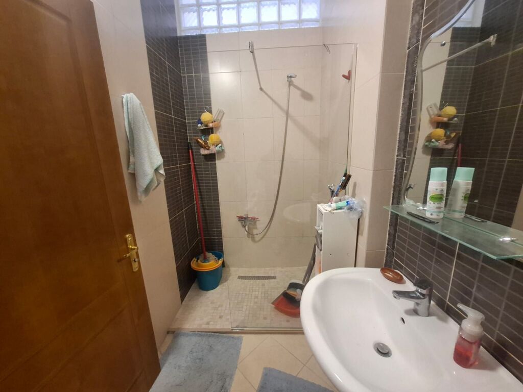 Apartament me qira Vlorë me pamje nga deti, qendra e qytetit