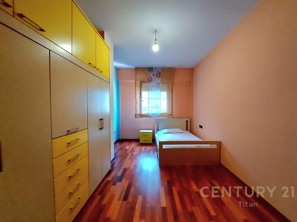 APARTAMENT 2+1+2 PER QIRA TEK RRUGA E BARRIKADAVE