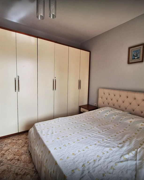 Jepet me qira apartament 1+1 prane ambasades Greke, midis rruges se Kavajes dhe Durresit.