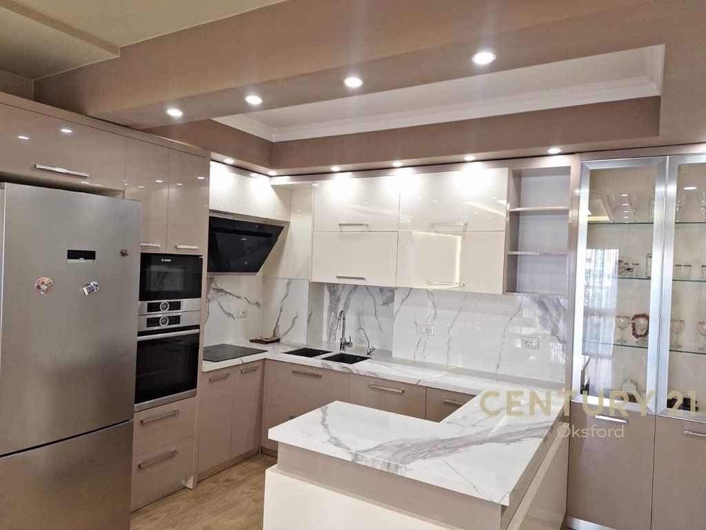 JEPET ME QERA APARTAMENT 2+1 ME POST PARKIMI TEK PAZARI I RI