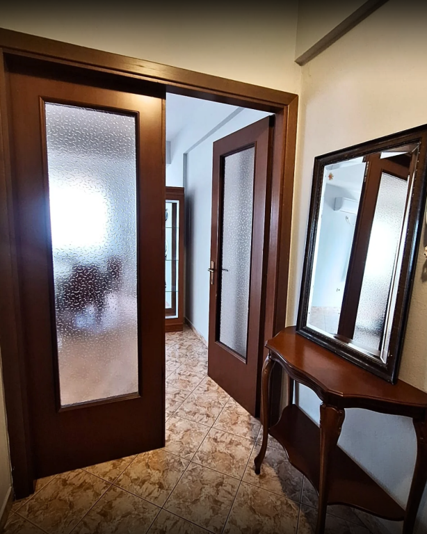 Jepet me qira apartament 1+1 prane ambasades Greke, midis rruges se Kavajes dhe Durresit.
