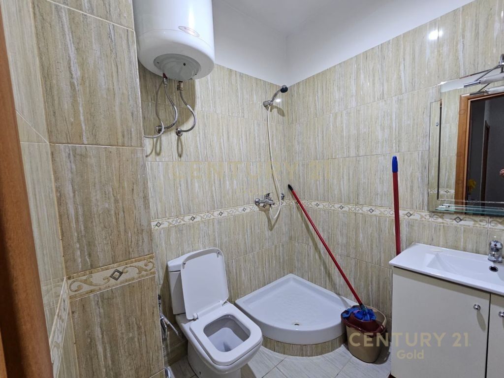 APARTAMENT 2+1+2 ME POST PARKIMI ME QERA TEK RRUGA E BARRIKADAVE