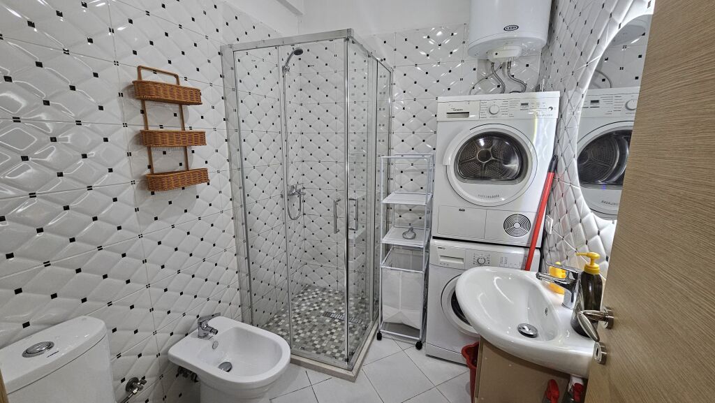 Apartament me Qira , prane Liqenit te Thate