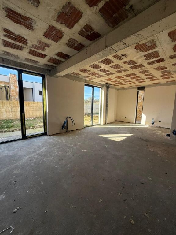 SUPER VILLA CON PISCINA A FARKË IN VENDITA