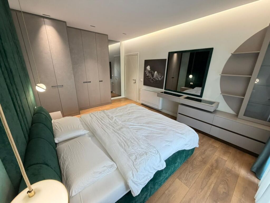 📢 Jepet me Qira – Apartament 2+1 + Parkim  📍 Qendra e Tiranës, tek 9-katëshet, fillimi i Rrugës së Dibrës 🏢 Kati 5, pallat i ri (ndërtim 2024) me ashensor 🚗 Parkimi i përfshirë në çmim 📞 Kontakt: