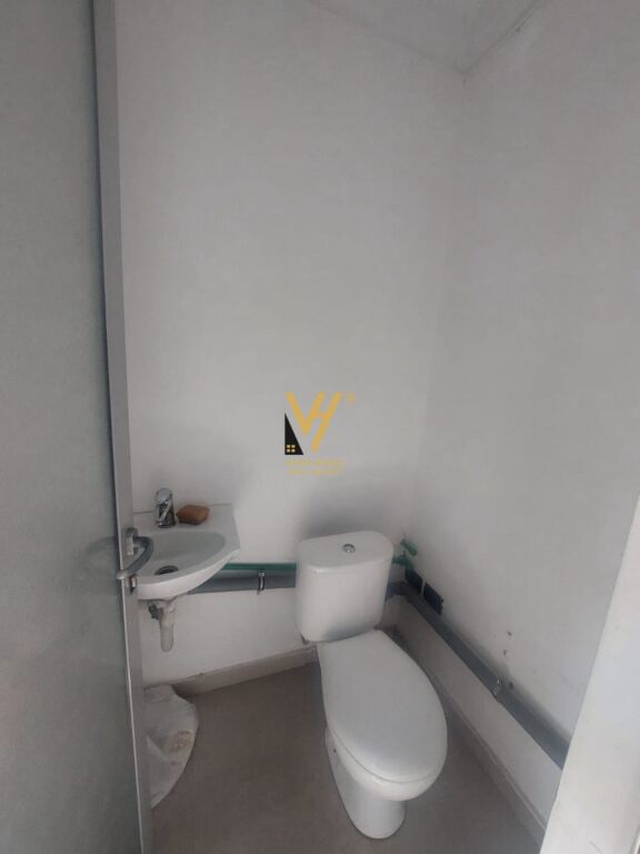 OFFICE 60 M2 FOR RENT AT PAZARI I RI 70,000 LEKE