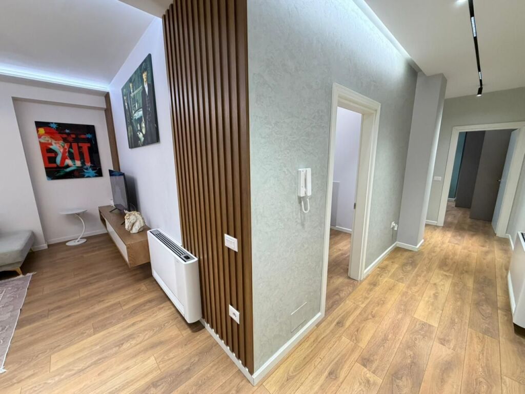 📢 Jepet me Qira – Apartament 2+1 + Parkim  📍 Qendra e Tiranës, tek 9-katëshet, fillimi i Rrugës së Dibrës 🏢 Kati 5, pallat i ri (ndërtim 2024) me ashensor 🚗 Parkimi i përfshirë në çmim 📞 Kontakt: