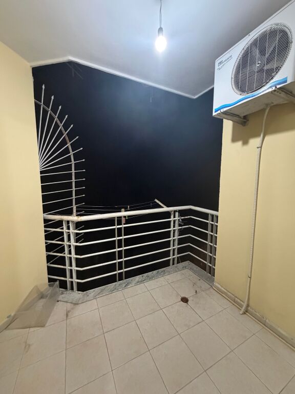 1+1,i mobiluar te rruga peti liqeni i thate,400 euro