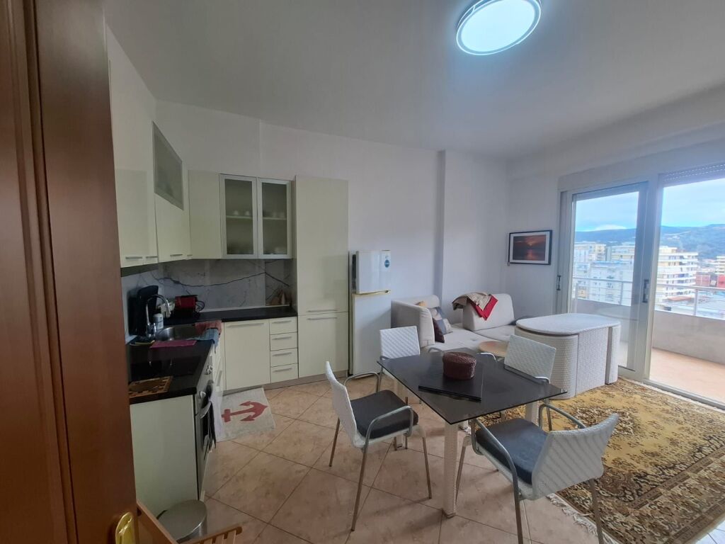 Apartament me qira Vlorë me pamje nga deti, qendra e qytetit
