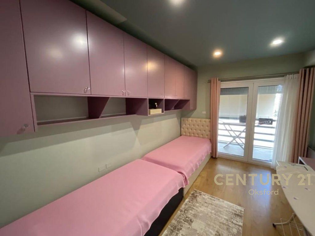 JEPET ME QERA APARTAMENT 2+1 ME POST PARKIMI TEK PAZARI I RI