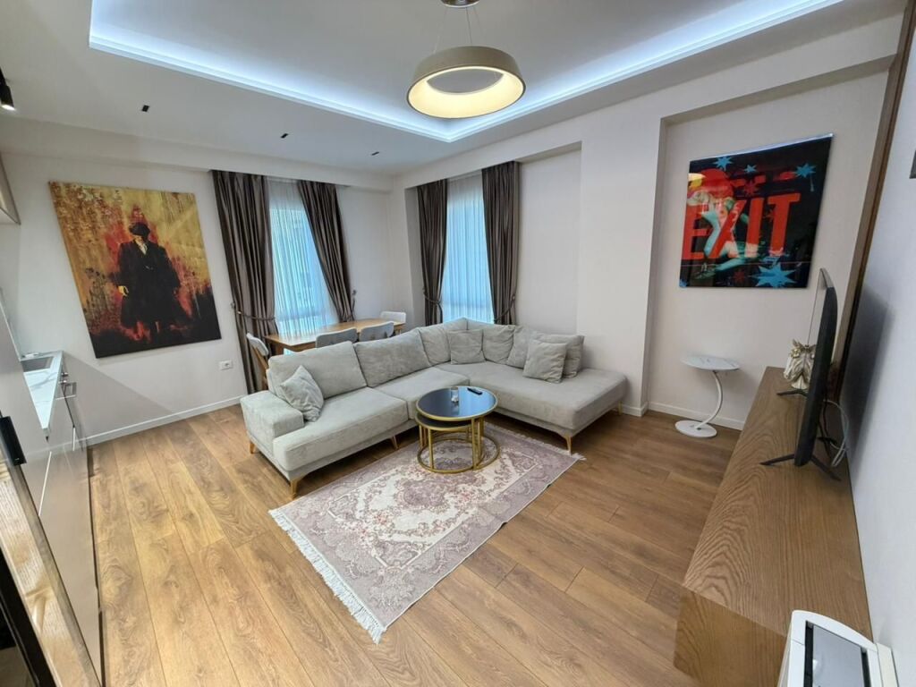 📢 Jepet me Qira – Apartament 2+1 + Parkim  📍 Qendra e Tiranës, tek 9-katëshet, fillimi i Rrugës së Dibrës 🏢 Kati 5, pallat i ri (ndërtim 2024) me ashensor 🚗 Parkimi i përfshirë në çmim 📞 Kontakt: