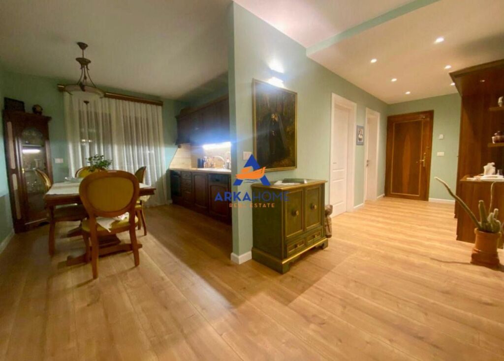 AFFITTASI APPARTAMENTO 2+1+BALCONE "POSIZIONE VIA NAIM FRASHESI, VICINO AL CENTRO" 800 EURO