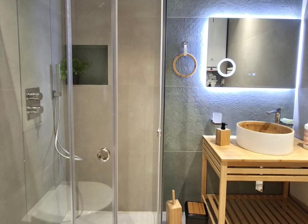 Jepet Me Qira : Luxury Apt. 1+1+ &amp; 1 Bllk (📍Liqeni Artificial / Pavarotti ) ✨️ Hera e parë me qera / 100% e re 🔥🔥 90,000 Lekë / Muaji 💶💶