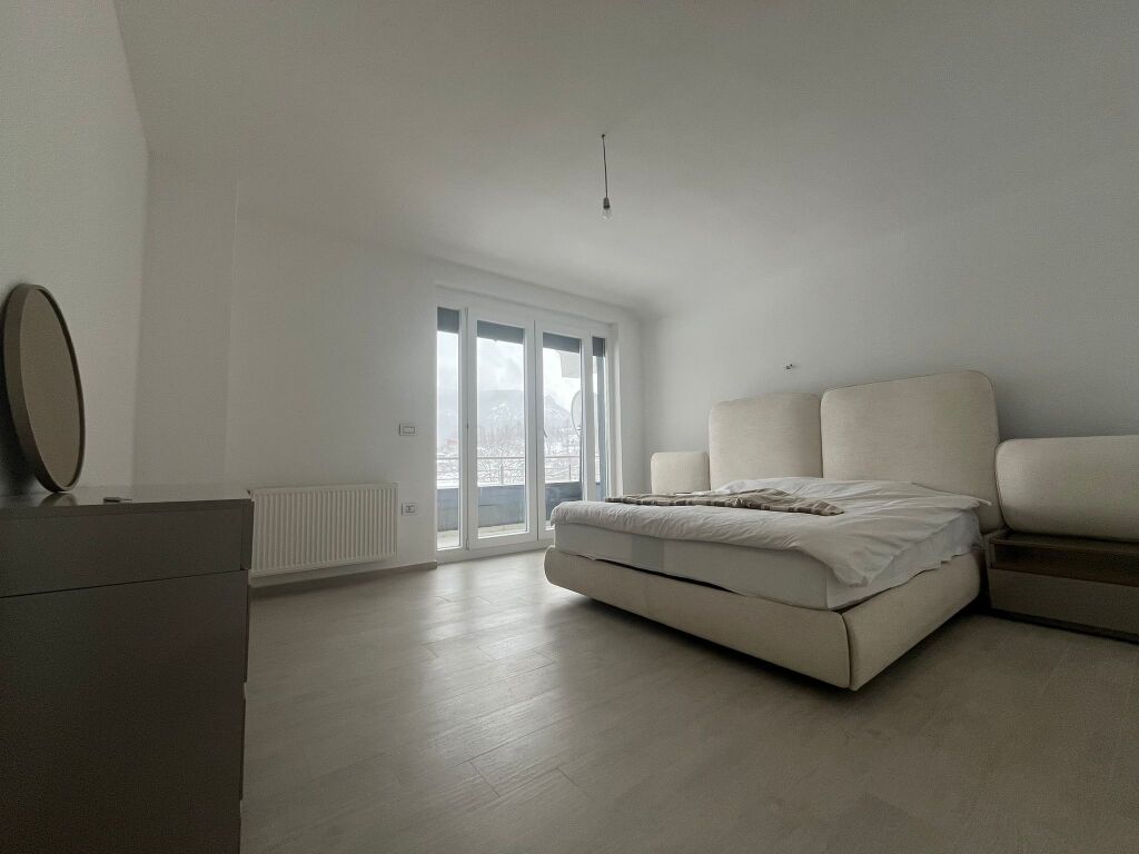 Villa Esclusiva di 232m² in Vendita a Mavrovë – Vista Panoramica sul Lago