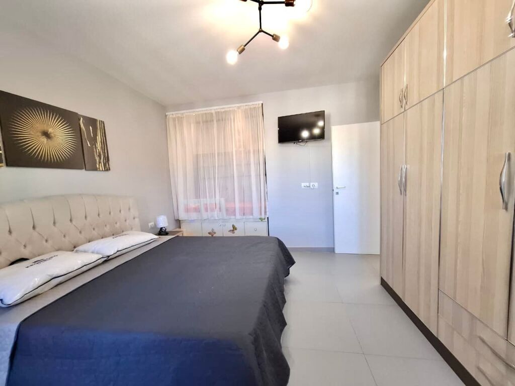 Apartament modern për qira te Pallati Ferrarit – Stadiumi Dinamo 1+1 me 2 ballkone, 70 m² plot dritë dhe komoditet ✨ Në pallatin më të mirë të zonës,