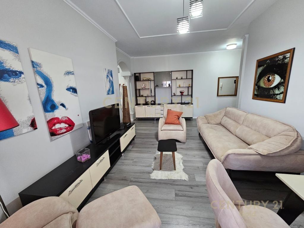 JEPET ME QERA APARTAMENT 2+1+2+POST PARKIMI TE RRUGA E BARRIKADAVE ! 850 € /Muaj