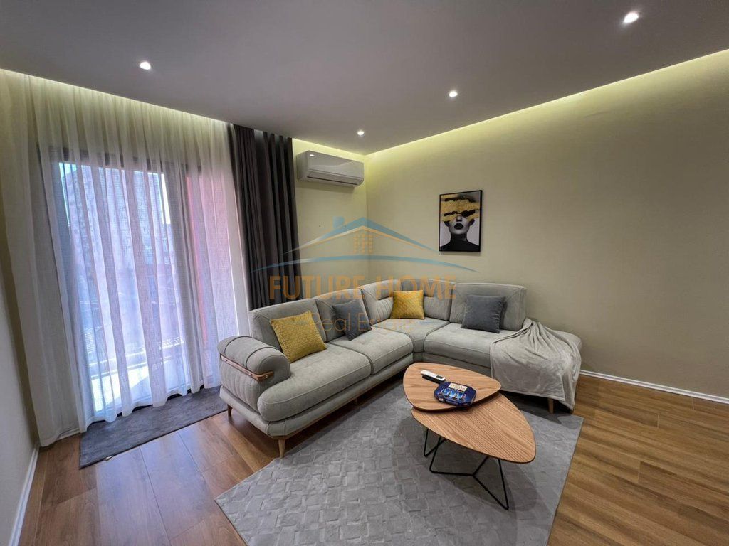 Shitje, Apartament 1+1,Galeria Roma , Rruga e Kavajes, Tirane !