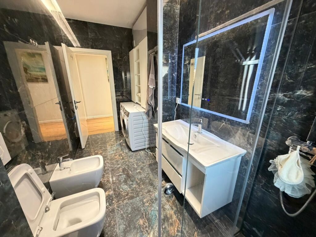 📢 Jepet me Qira – Apartament 2+1 + Parkim  📍 Qendra e Tiranës, tek 9-katëshet, fillimi i Rrugës së Dibrës 🏢 Kati 5, pallat i ri (ndërtim 2024) me ashensor 🚗 Parkimi i përfshirë në çmim 📞 Kontakt: