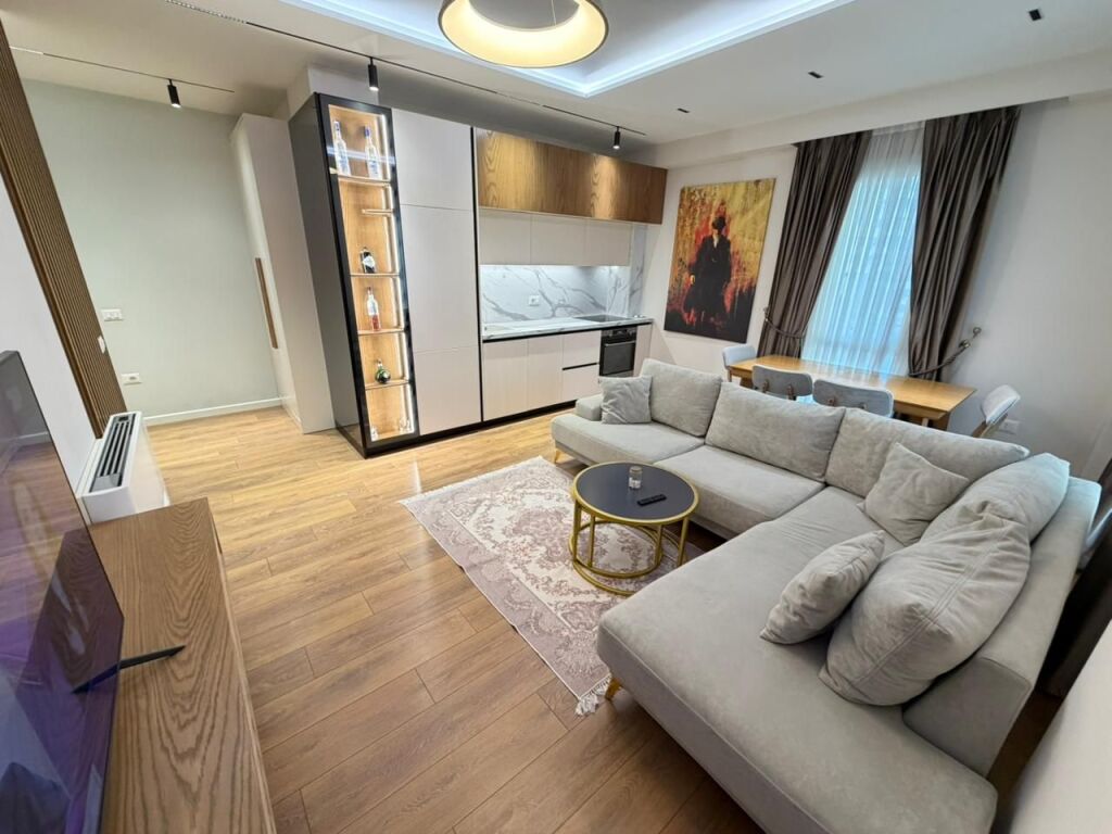 📢 Jepet me Qira – Apartament 2+1 + Parkim  📍 Qendra e Tiranës, tek 9-katëshet, fillimi i Rrugës së Dibrës 🏢 Kati 5, pallat i ri (ndërtim 2024) me ashensor 🚗 Parkimi i përfshirë në çmim 📞 Kontakt: