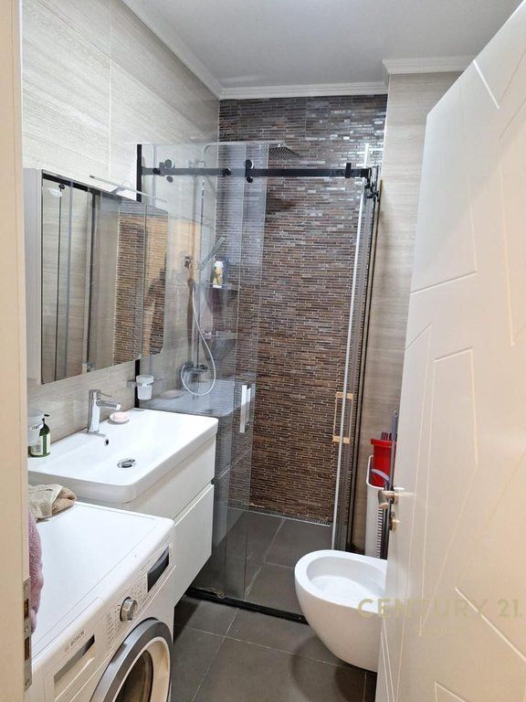 JEPET ME QERA APARTAMENT 2+1 ME POST PARKIMI TEK PAZARI I RI