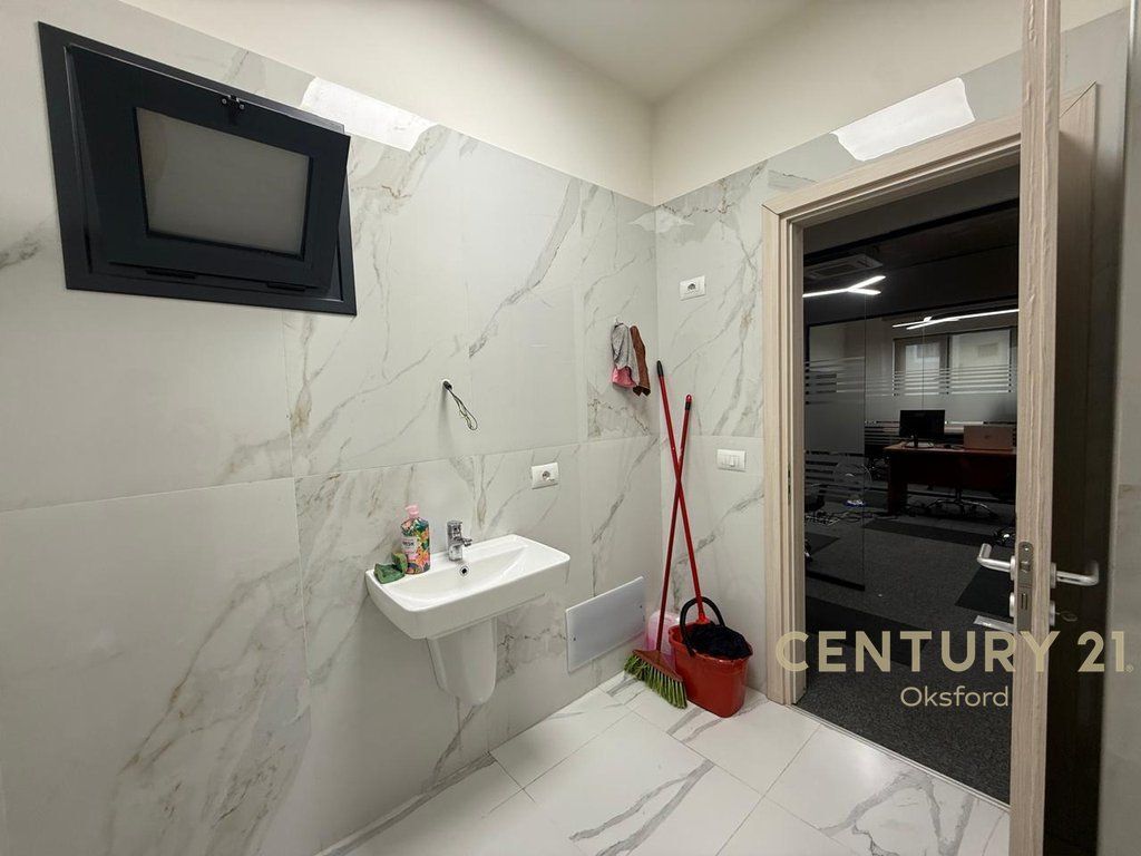 Locale ufficio in affitto, in Via Kosovareve! 2.200 € /Mese