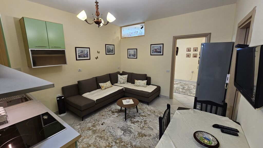 Apartament me Qira , prane Liqenit te Thate