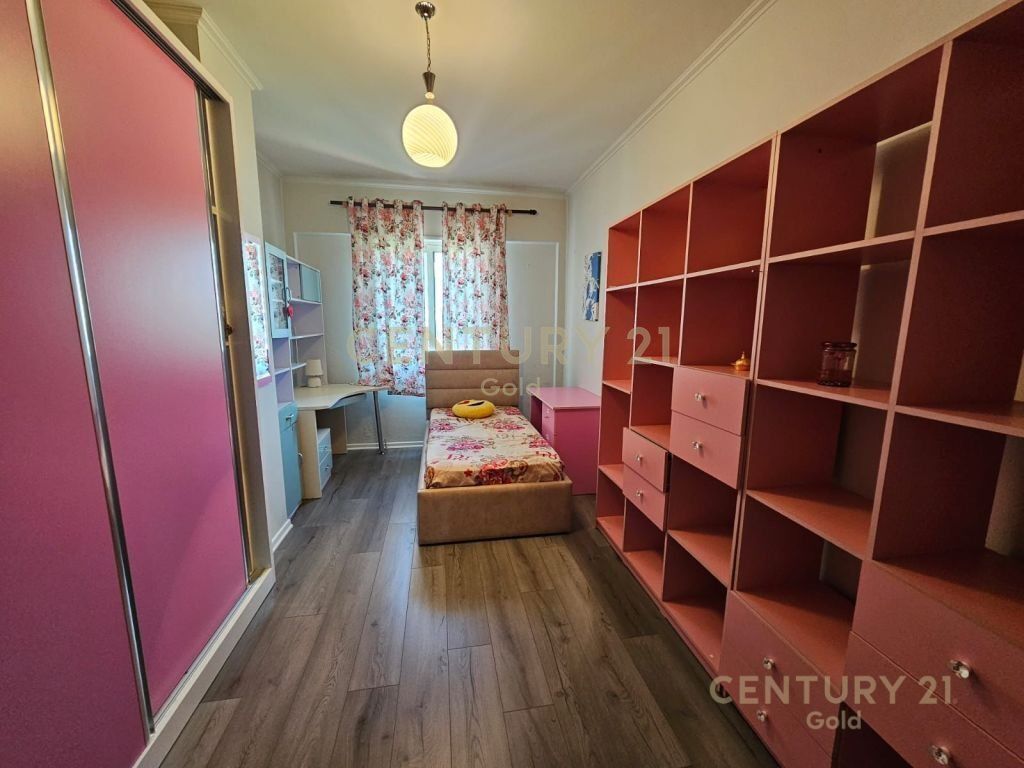 APARTAMENT 2+1+2 ME POST PARKIMI ME QERA TEK RRUGA E BARRIKADAVE