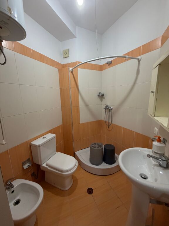 1+1,i mobiluar te rruga peti liqeni i thate,400 euro