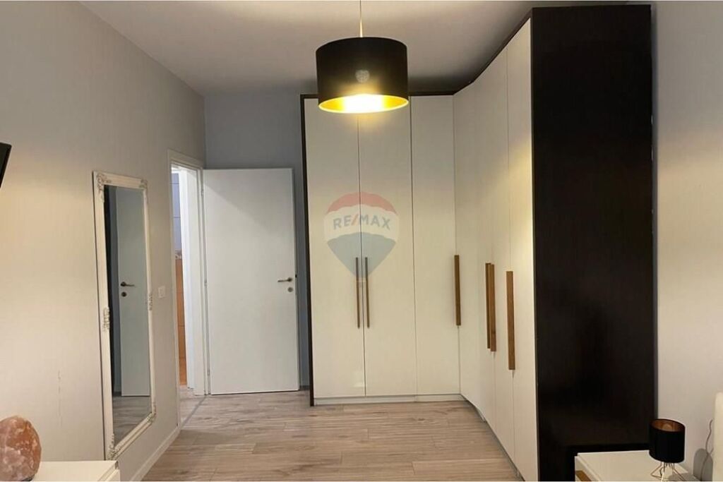 Apartamenti ndodhet tek Liqeni Thate, prane Kapiten Mir Zoti.