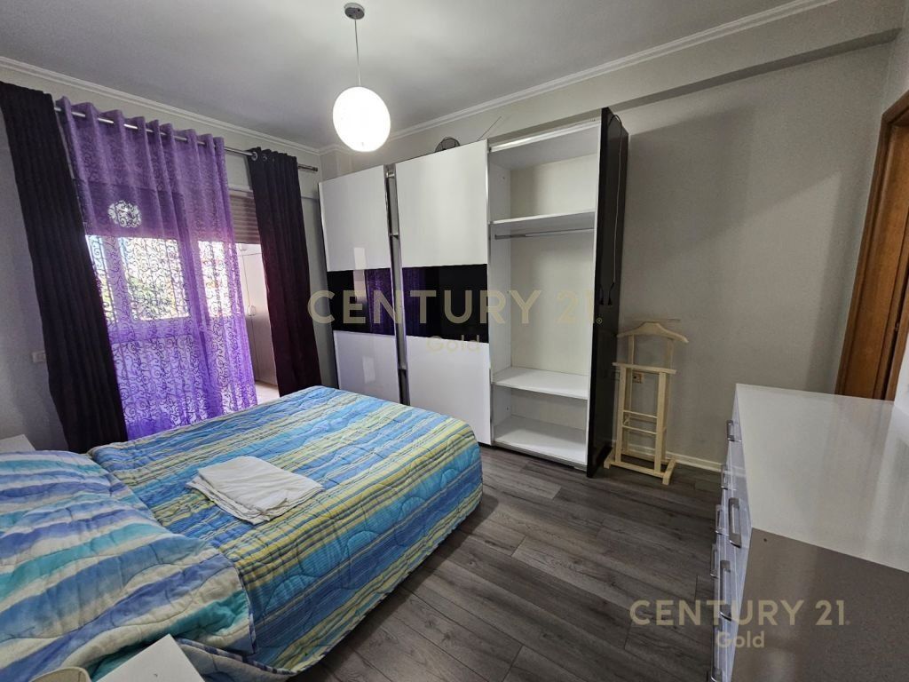 APARTAMENT 2+1+2 ME POST PARKIMI ME QERA TEK RRUGA E BARRIKADAVE